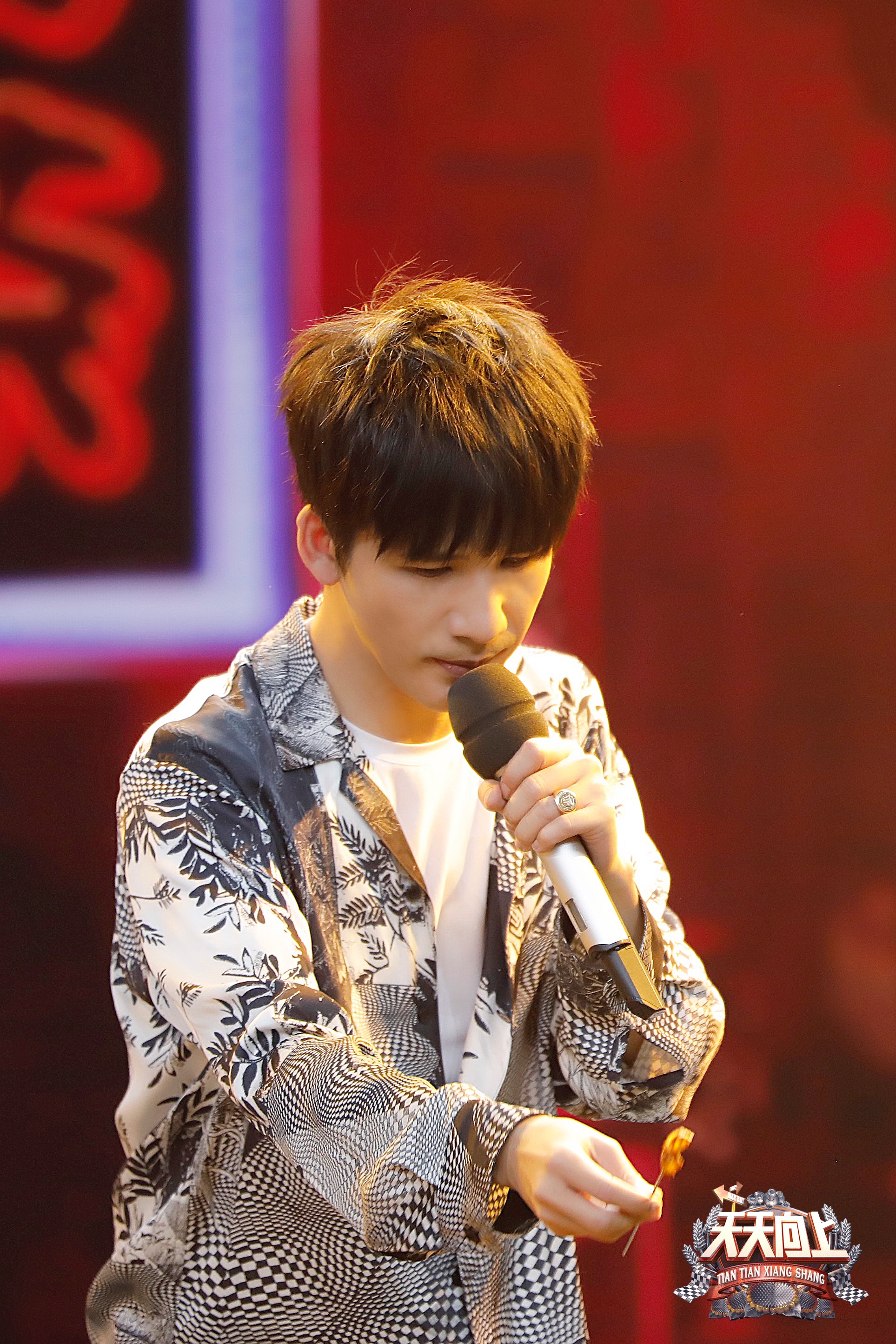 da),本名张伟,1983年8月31日出生于北京,中国内地男歌手,音乐人,主持