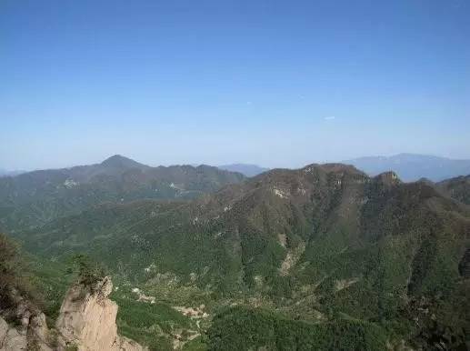 杨山,位于汝河上游以北,伊河中游以南,秦岭东段支脉外方山之间,嵩县城
