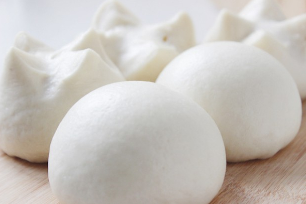  p>鲜酵母馒头是采用鲜酵母发酵制作而成,具有丰富的蛋白质,生长素及