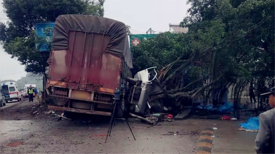  p>2021年5月16日凌晨,在海南省澄迈县金江镇文明路发生一起货车失控