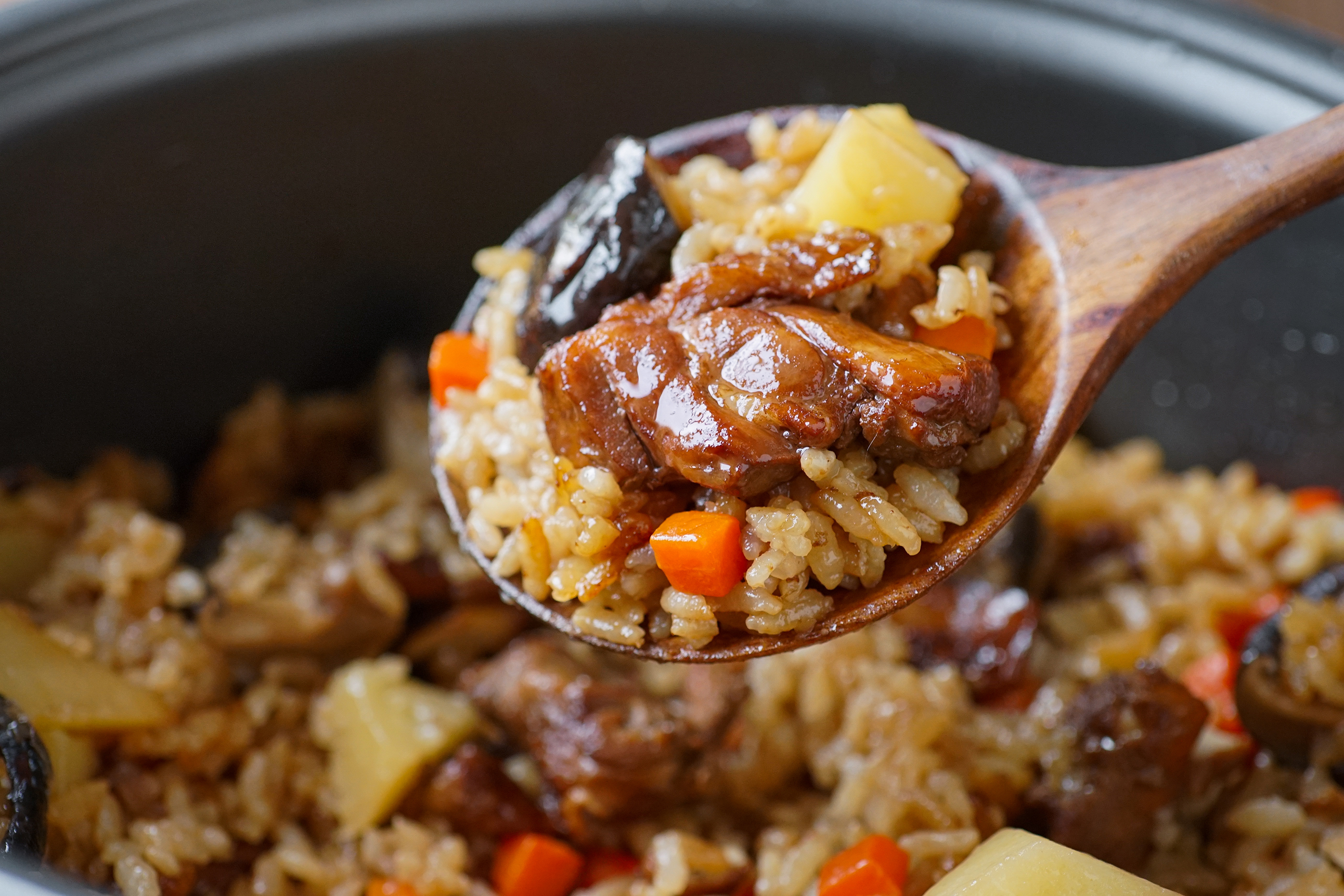 p>电饭煲香菇鸡肉饭是一道菜品,属于家常菜.