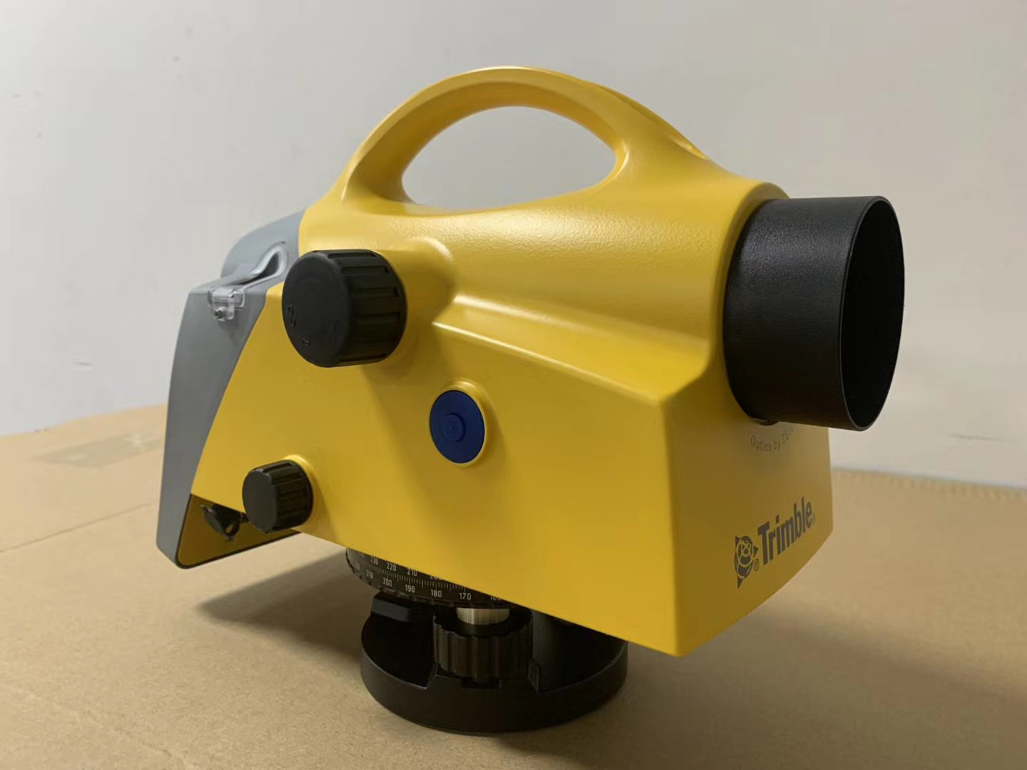 水准仪是借助于微倾螺旋获得水平视线的一种常用水准仪,具有分划值小