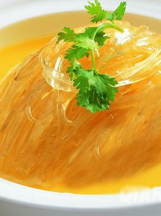 鱼翅的做法很多,白烧鱼翅是其中之一,菜谱所需的主要原料为鱼翅, a