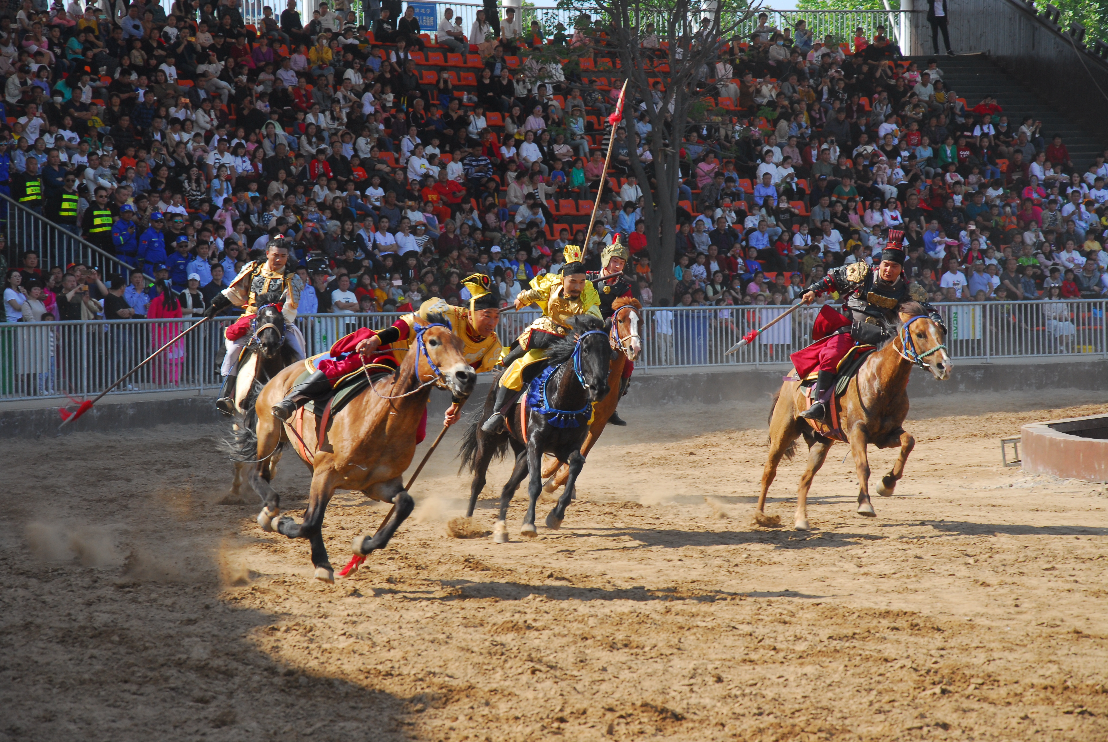  p>赵王欢乐城位于邯郸市广平县东湖公园南侧.