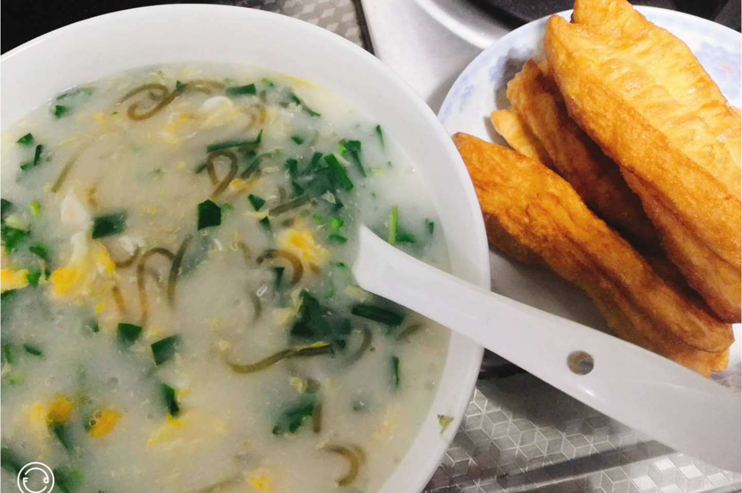 韭菜鸡蛋粉丝面疙瘩汤