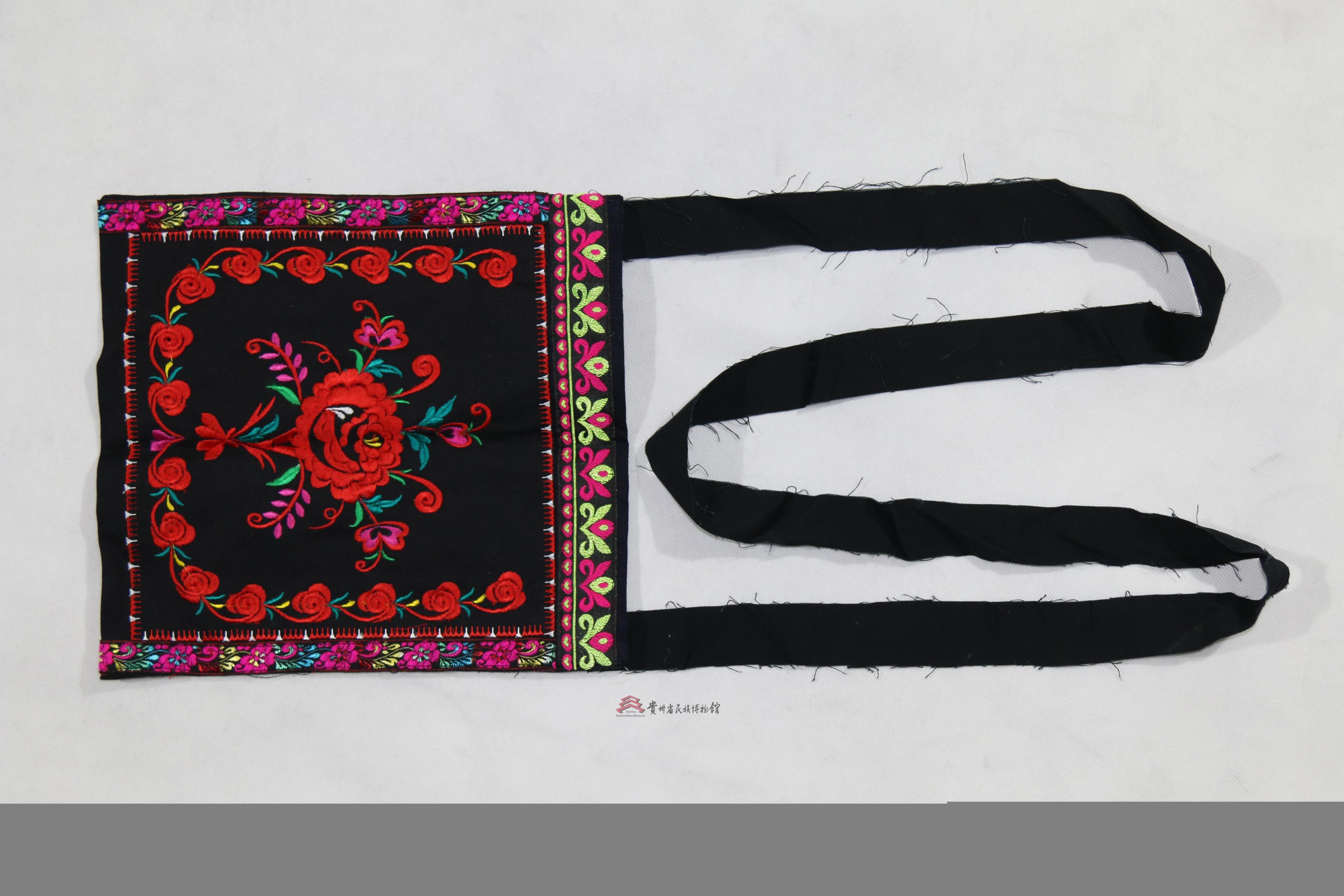 当代安顺汪家山苗族青布平绣花草纹背包