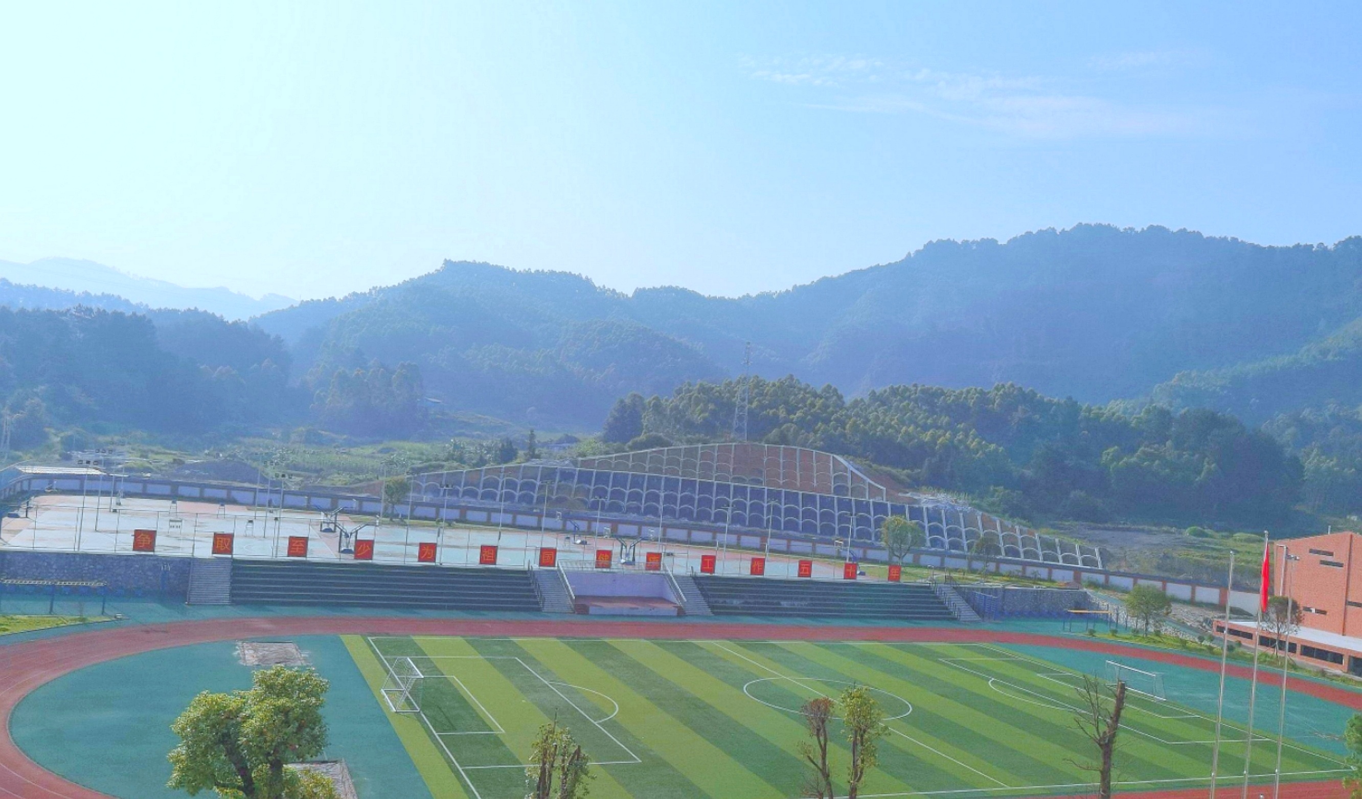  p data-id="gnbwd4iu1p">环江毛南族自治县高级中学(简称:环江高中)