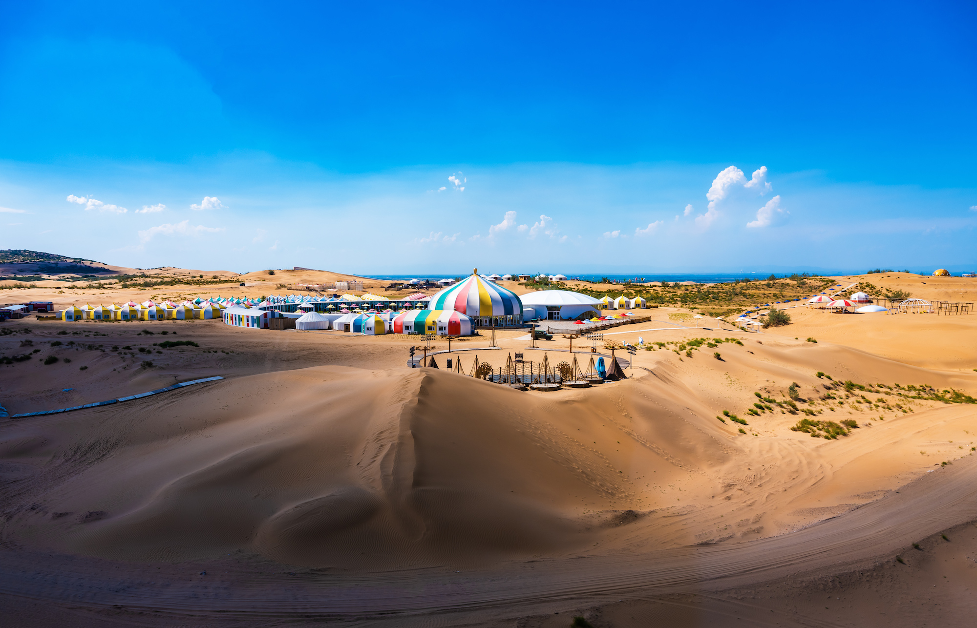  p>响沙湾于1984年1月被开辟为旅游景点,1991年被国家旅游局列为国线