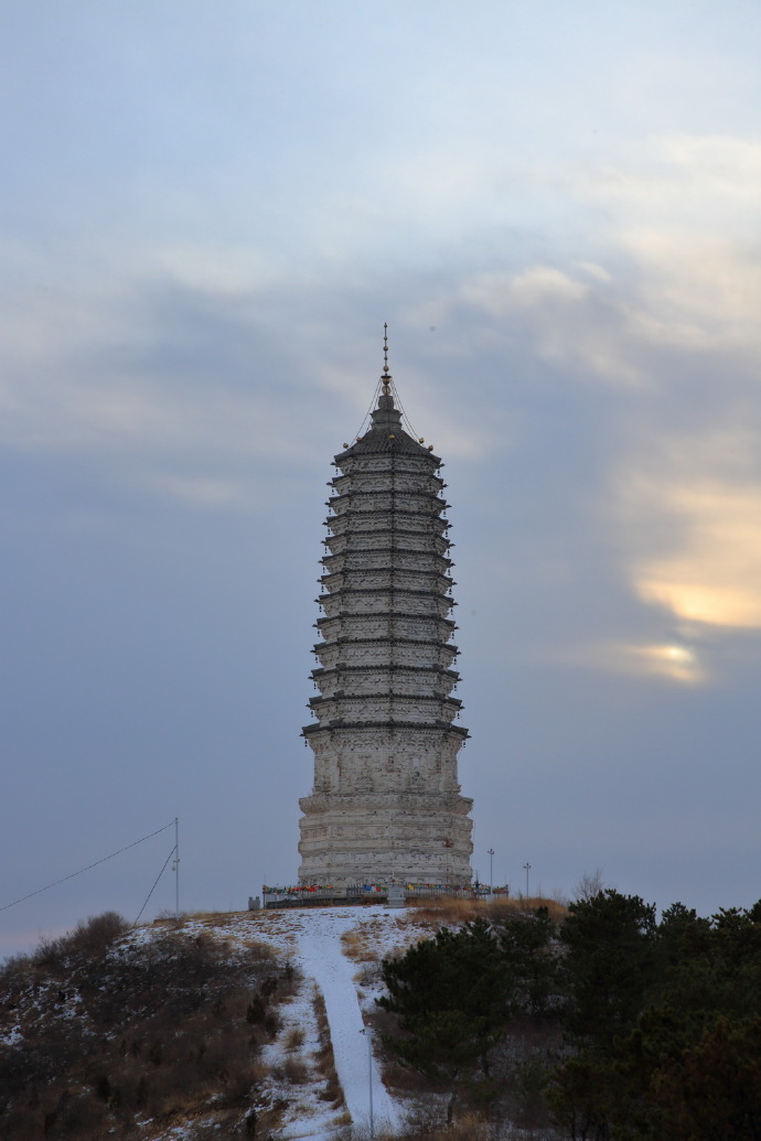  p>辽塔是对辽代佛塔类建筑的统称,又称作辽朝古塔,辽代佛塔等.