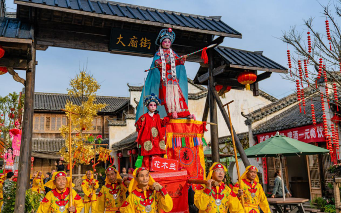 春节习俗“抬阁”抬的是福气，也是希望，你的家乡有这个习俗吗？_百科TA说