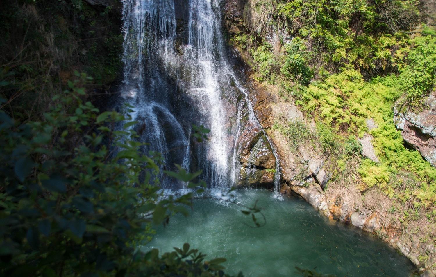 梅雨潭,是位于浙江温州市瓯海区 a target="_blank" href="/item/仙岩