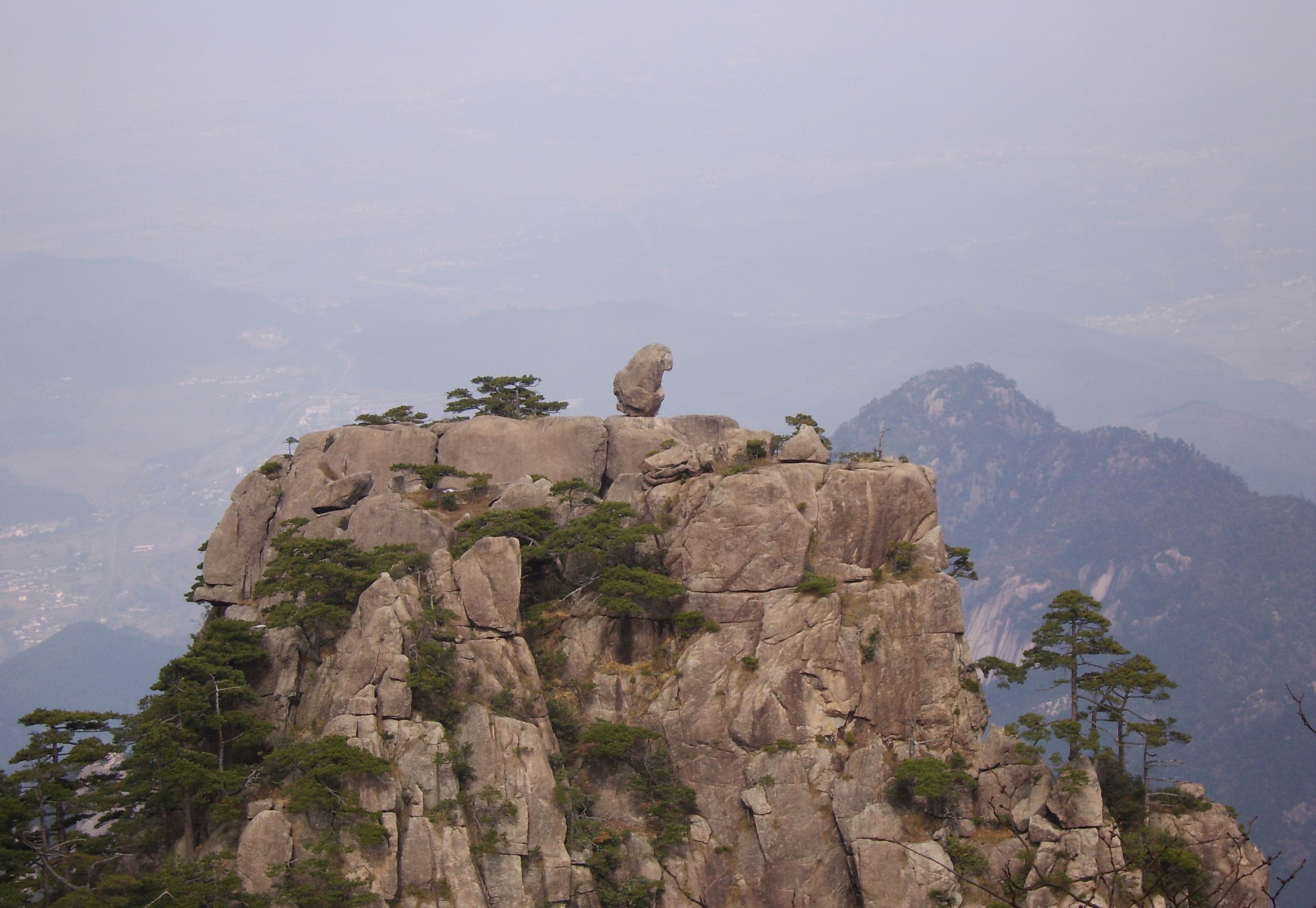 观海,当地居民习惯称为猴子望太平,是黄山风景区北海景区的一处奇石