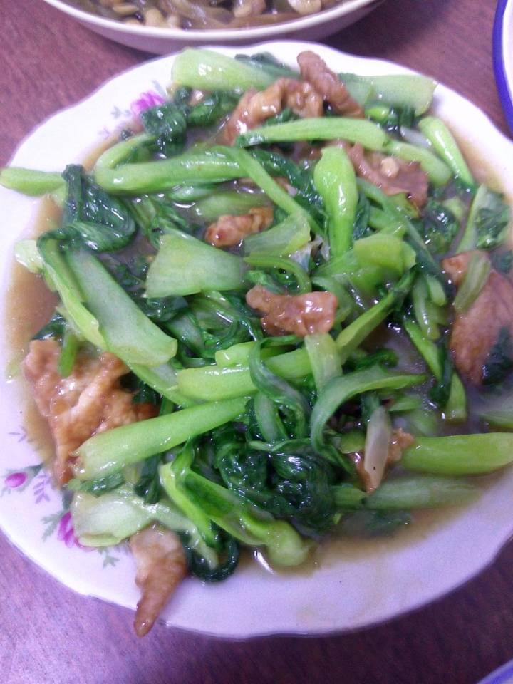  p>肉炒小青菜是以肉丝,油菜为主料的菜品. /p>