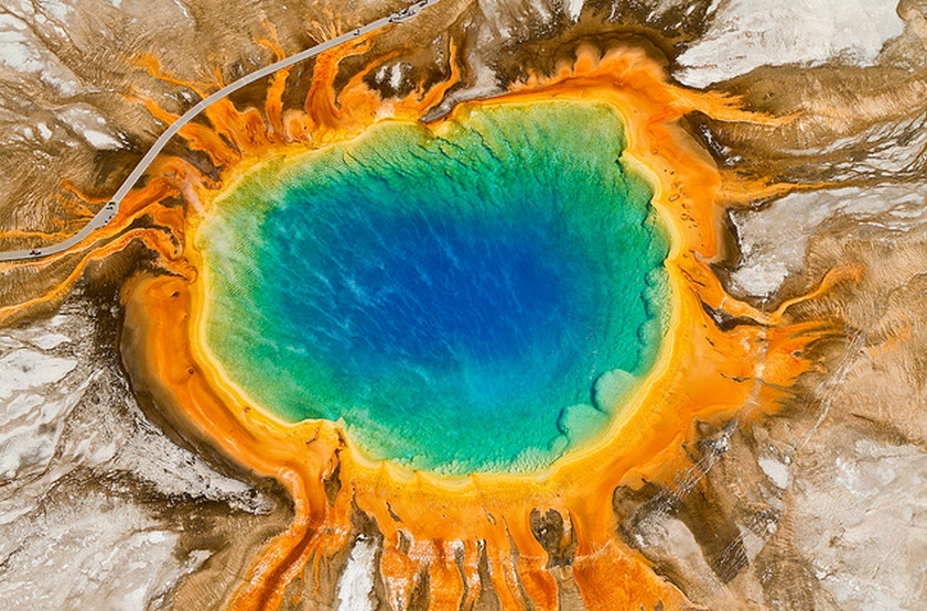  p>大棱镜彩泉(the grand prismatic spring):是美国最大,世界第三大