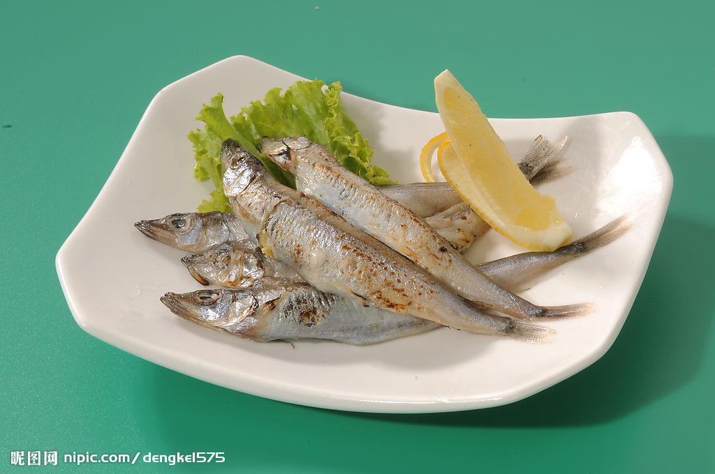  p>秋刀鱼( i>cololabis saira /i>)又称竹刀鱼,由于其体形修长如刀