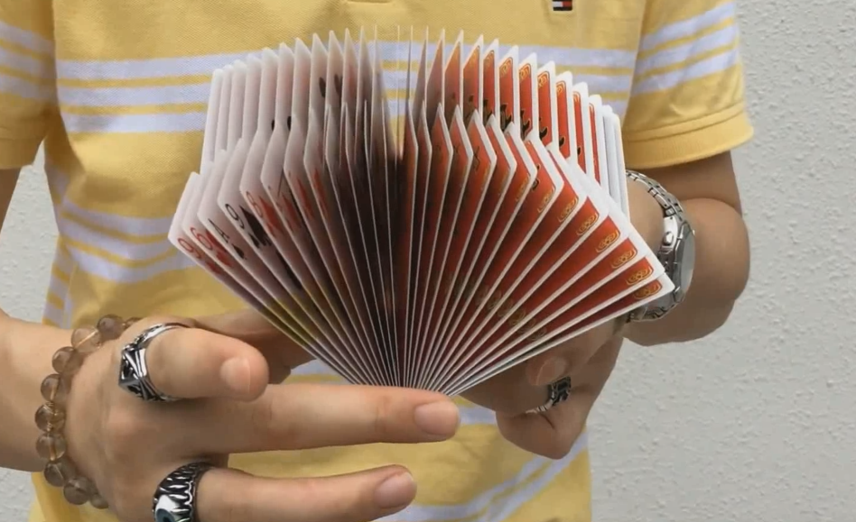  p>花切(cardistry), 又名花式切牌,花式洗牌等.
