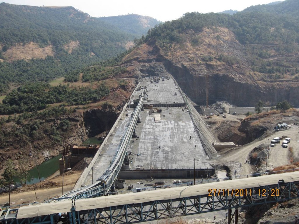 碾压混凝土坝是将土石坝碾压设备和技术应用于混凝土坝施工的一种新坝