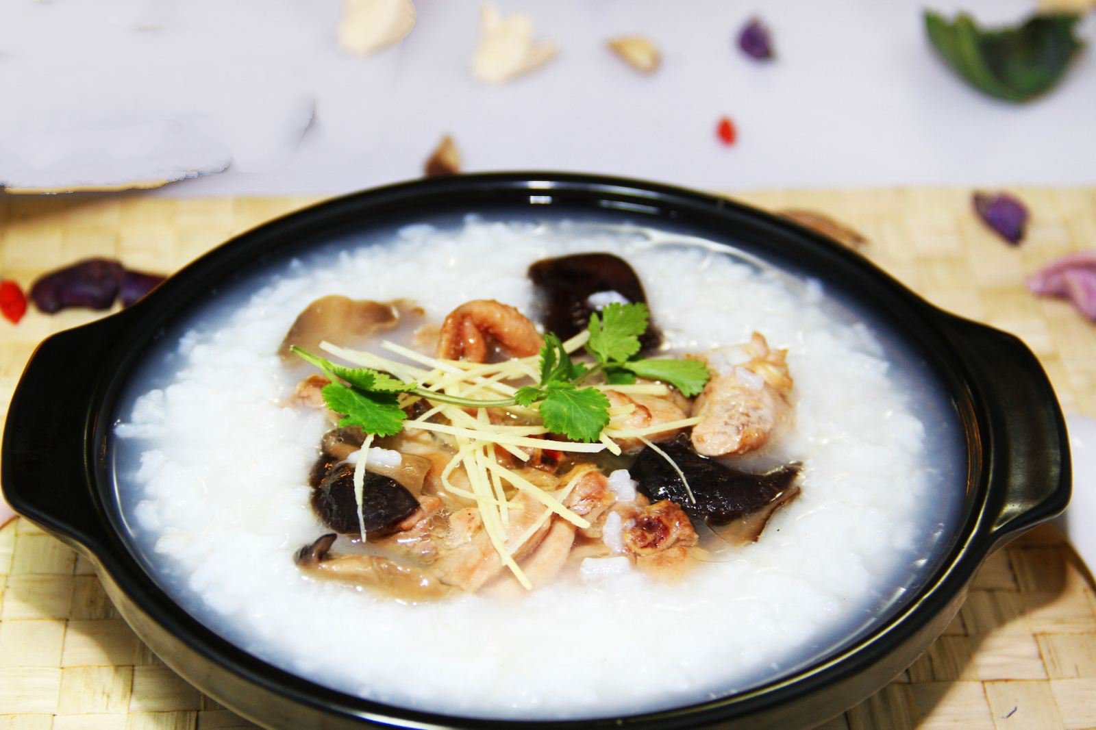 鸡粥又是常见的粥品之一,也有很高的营养价值.