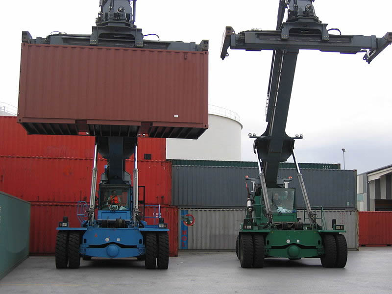 简称正面起重机,俗称 a target="_blank" href="/item/集装箱正面吊