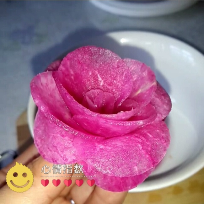  p>心里美花花是以红萝卜为主料的食品. /p>