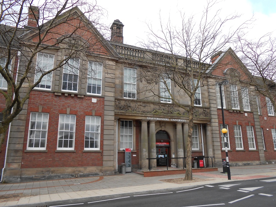 university)又译斯泰福厦大学,斯坦福郡大学,位于有英国之心称谓的 a