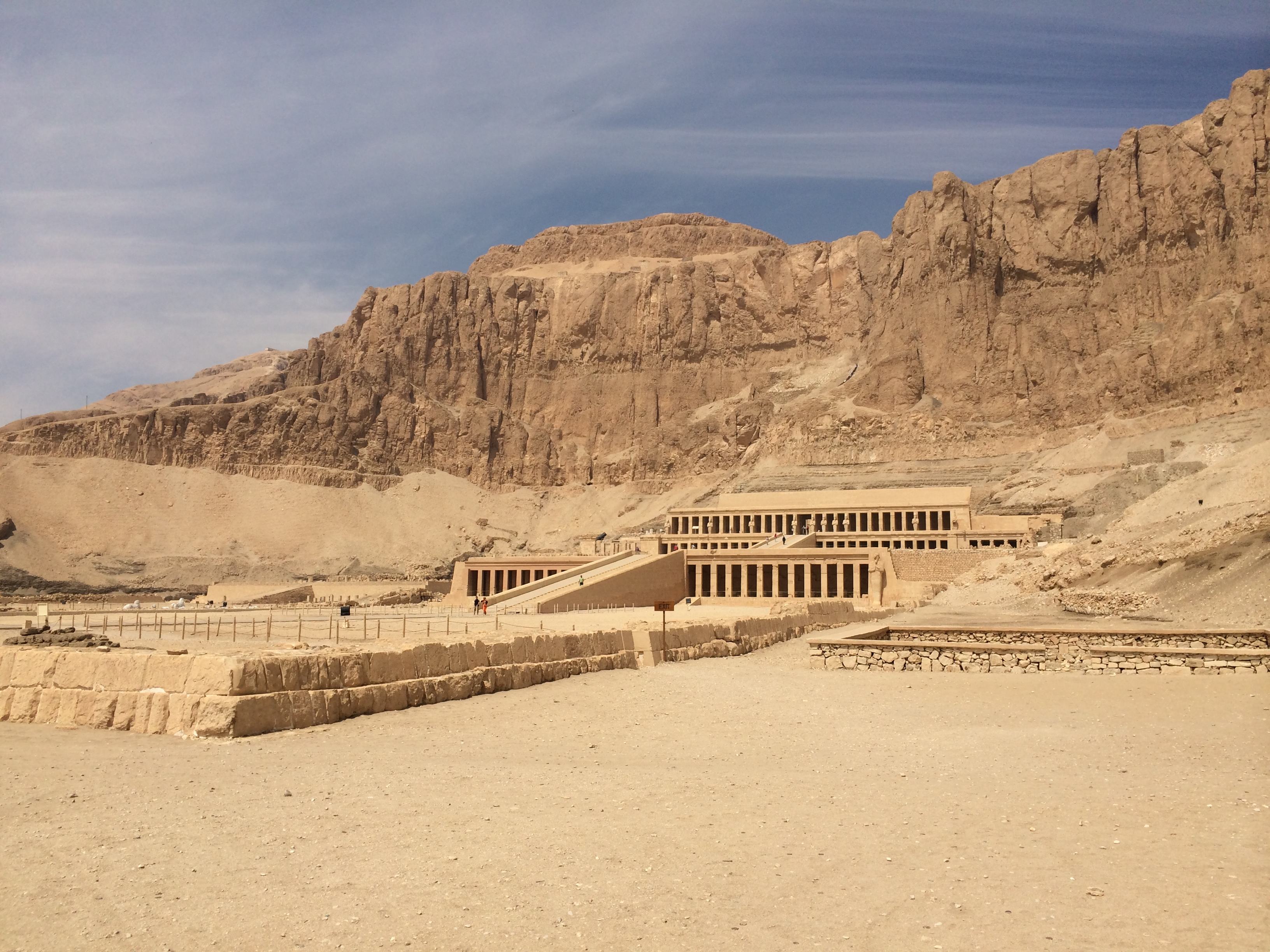  p>女王神殿位于 a target="_blank" href="/item/底比斯/10997973"