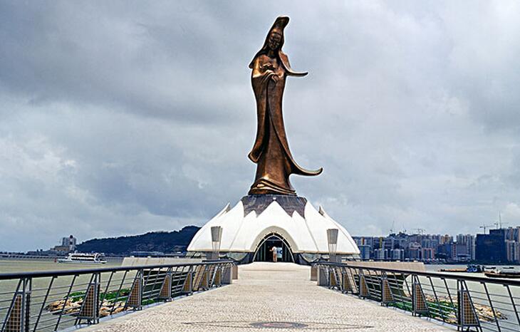 观音像也是澳门佛教中心,外面是新建成的海滨公园,非常怡人,空气清新.