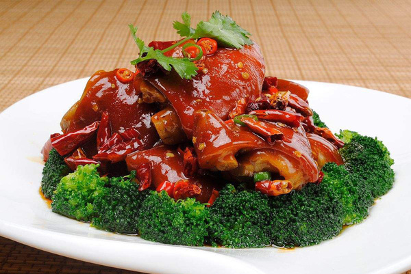 ">王洛红烧猪蹄是河南省许昌市(曹操定都地)襄城县王洛镇一道传统名吃