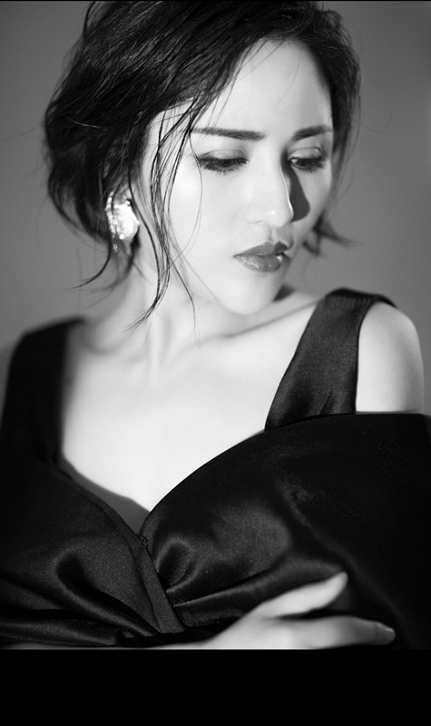  p>杨紫艺,女,歌手2018年,发行单曲《 a target=