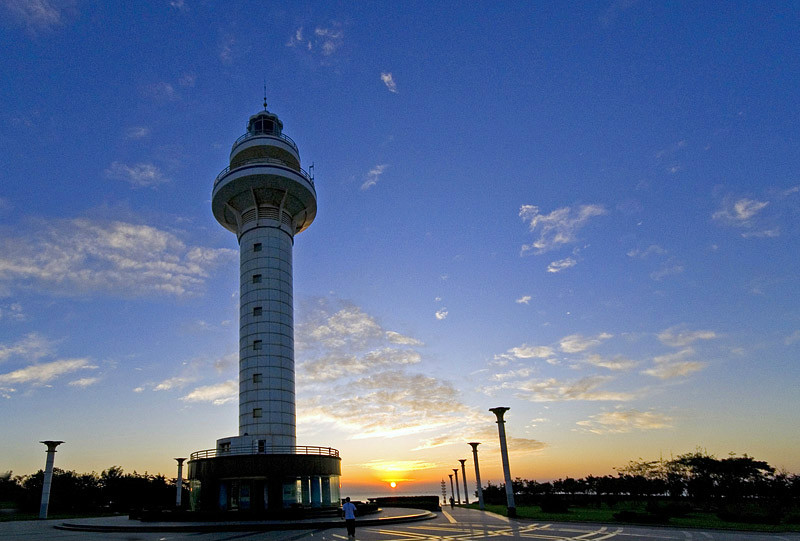  p>日照灯塔广场因灯塔而得名,广场上沙地,草坪,雕塑相互映衬,娱乐