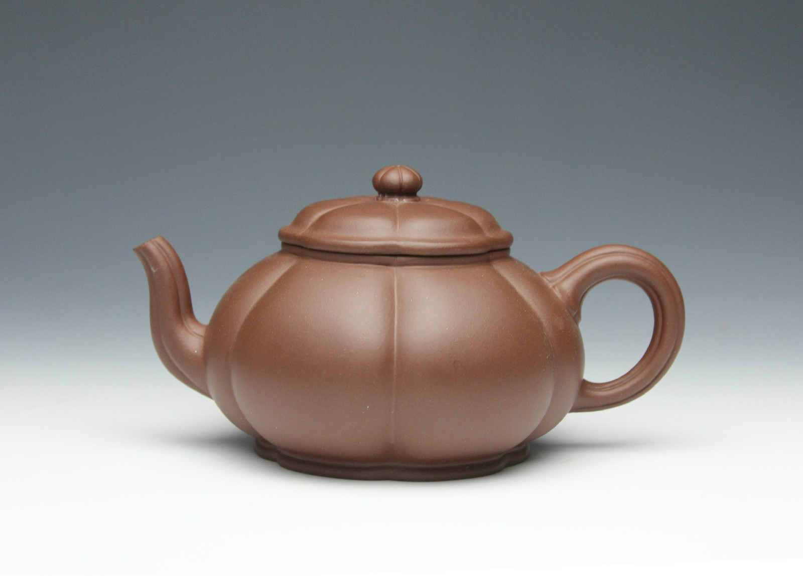 1977年8月进入宜兴紫砂工艺厂艺徒班学习制壶技艺 /p>