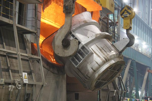 顶底复吹转炉炼钢从转炉炉顶吹氧的同时又向炉底吹入不同气体进行吹炼