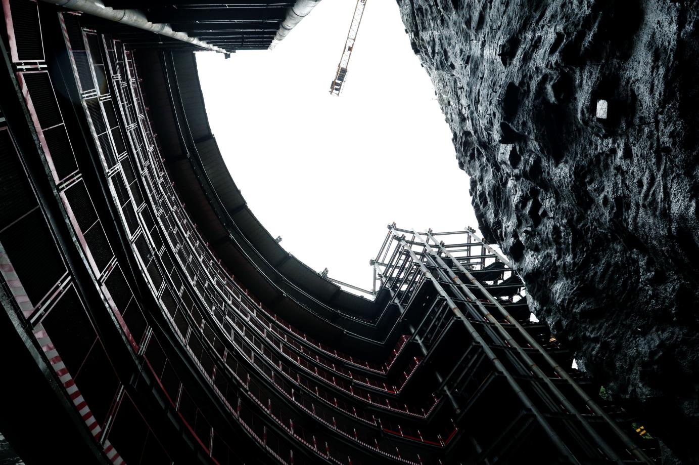 世茂深坑洲际酒店),位于上海市松江佘山国家旅游度假区的天马山深坑内