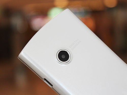 海信e300是一款外型非常简约,时尚的手机,它定位的主要人群是初级的3g