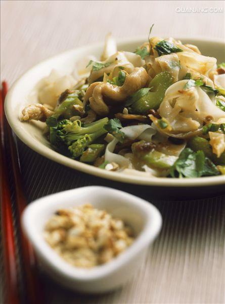  p>河粉(英文:rice noodles),又称沙河粉,形状是扁宽.