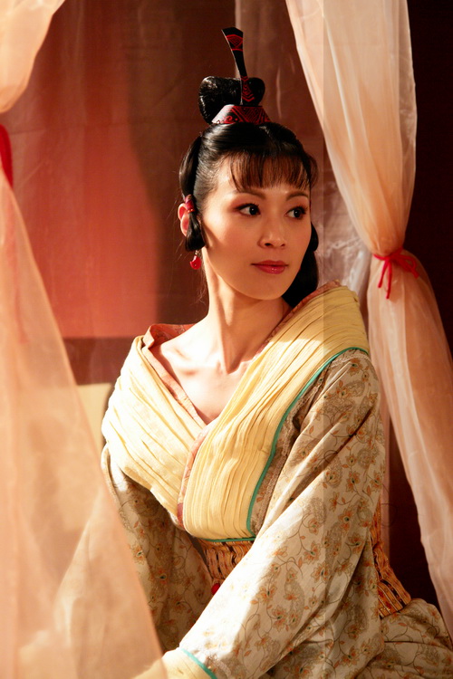 于浙江省金华市浦江县,毕业于浙江省艺术学院越剧表演班,中国女演员