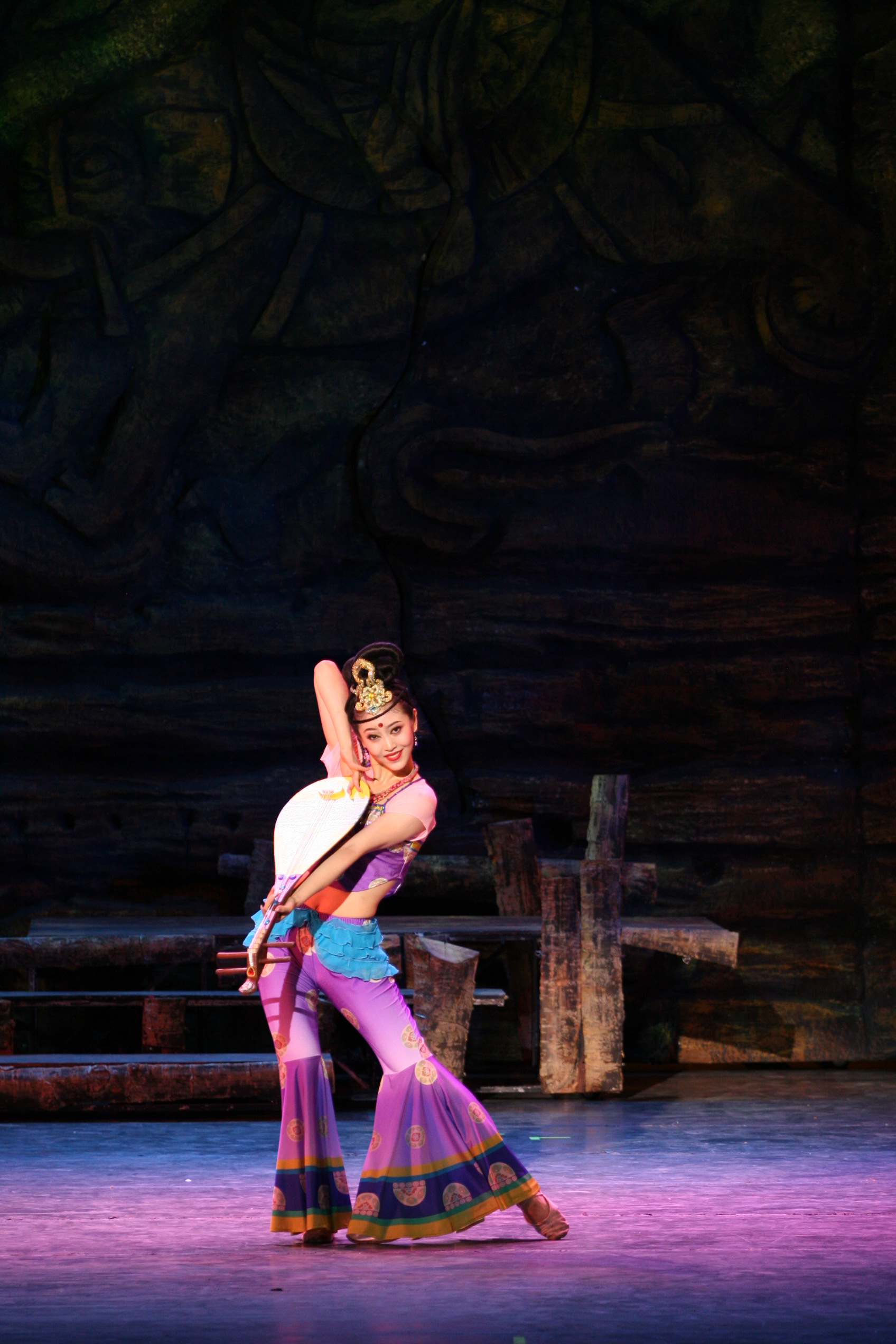  p>《丝路花雨》是中国自1979年起首演的大型民族舞剧,由《丝路花雨》