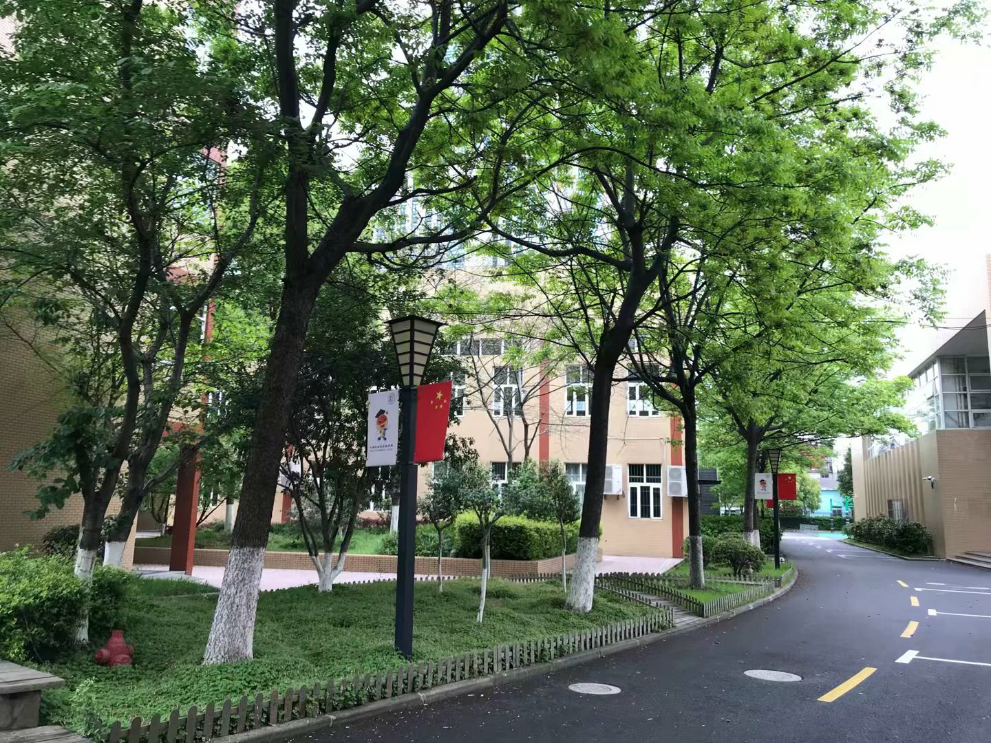  p>上海市杨泰实验学校,前身为宝山区杨泰小学,创建于1998年9月,座落