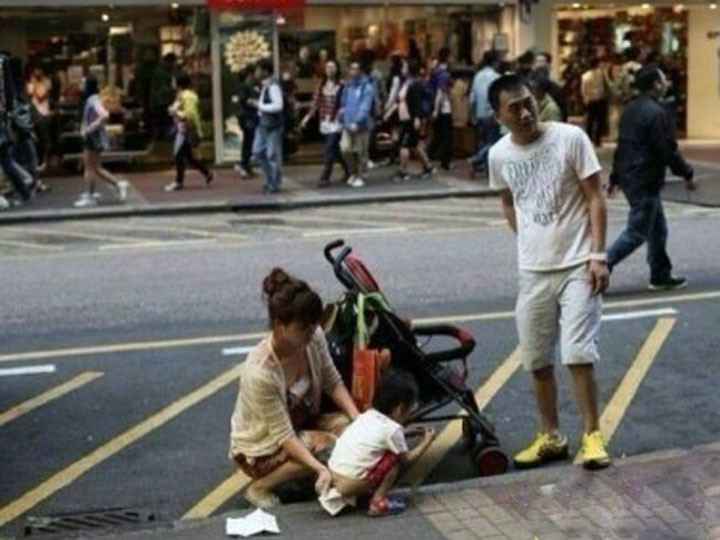 href="#" data-lemmaid="128775">香港 /a>街头让小孩在路边小便,一路