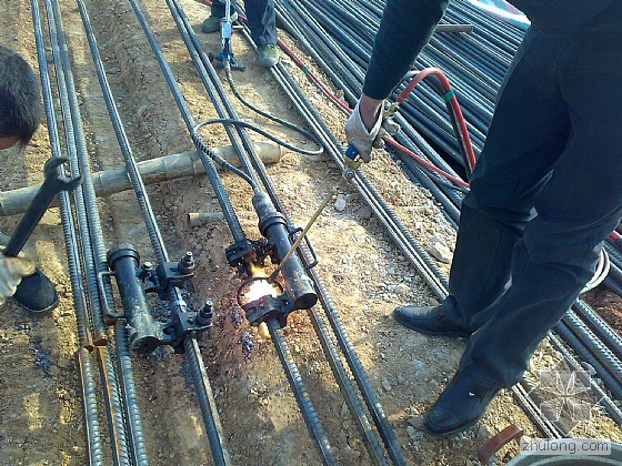 温度达到塑性状态时施加压力,使钢筋接头压接在一起的工艺就是气压焊