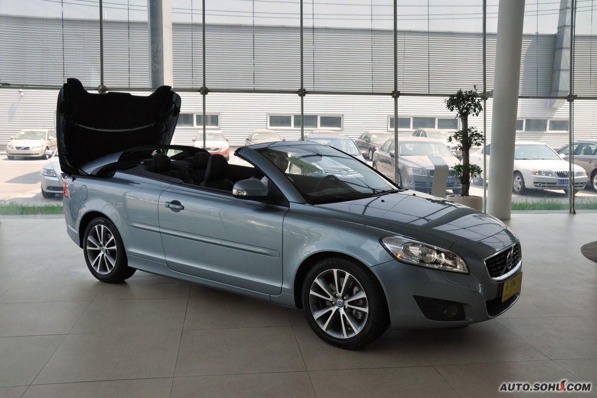 沃尔沃c70是一款可以全方位满足驾驶者多重需求的三折式硬顶四座敞篷