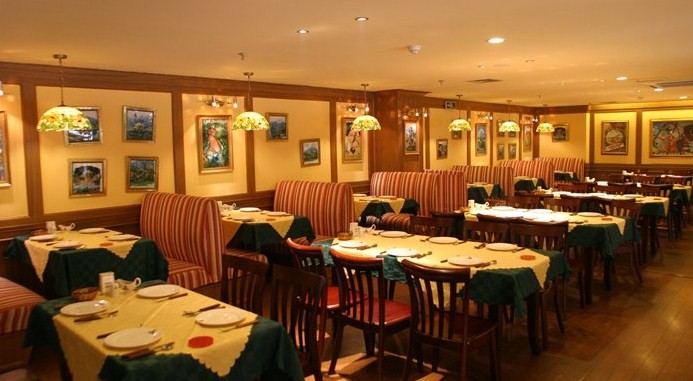 金汉斯(人民商场店)是一家自助餐店,位于山东省济南市市中区经四路