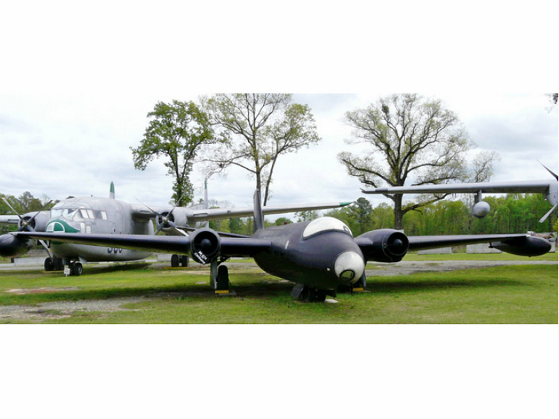 rb-57d),是美国马丁公司研制的亚音速,双发喷气式单翼高空侦察机
