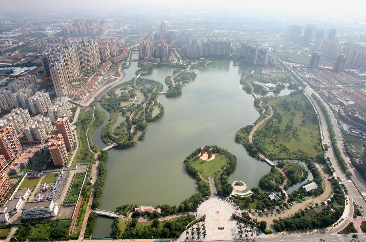  p>亚洲艺术公园位于佛山市发展区的中心,占地40公顷,其中水体面积26.