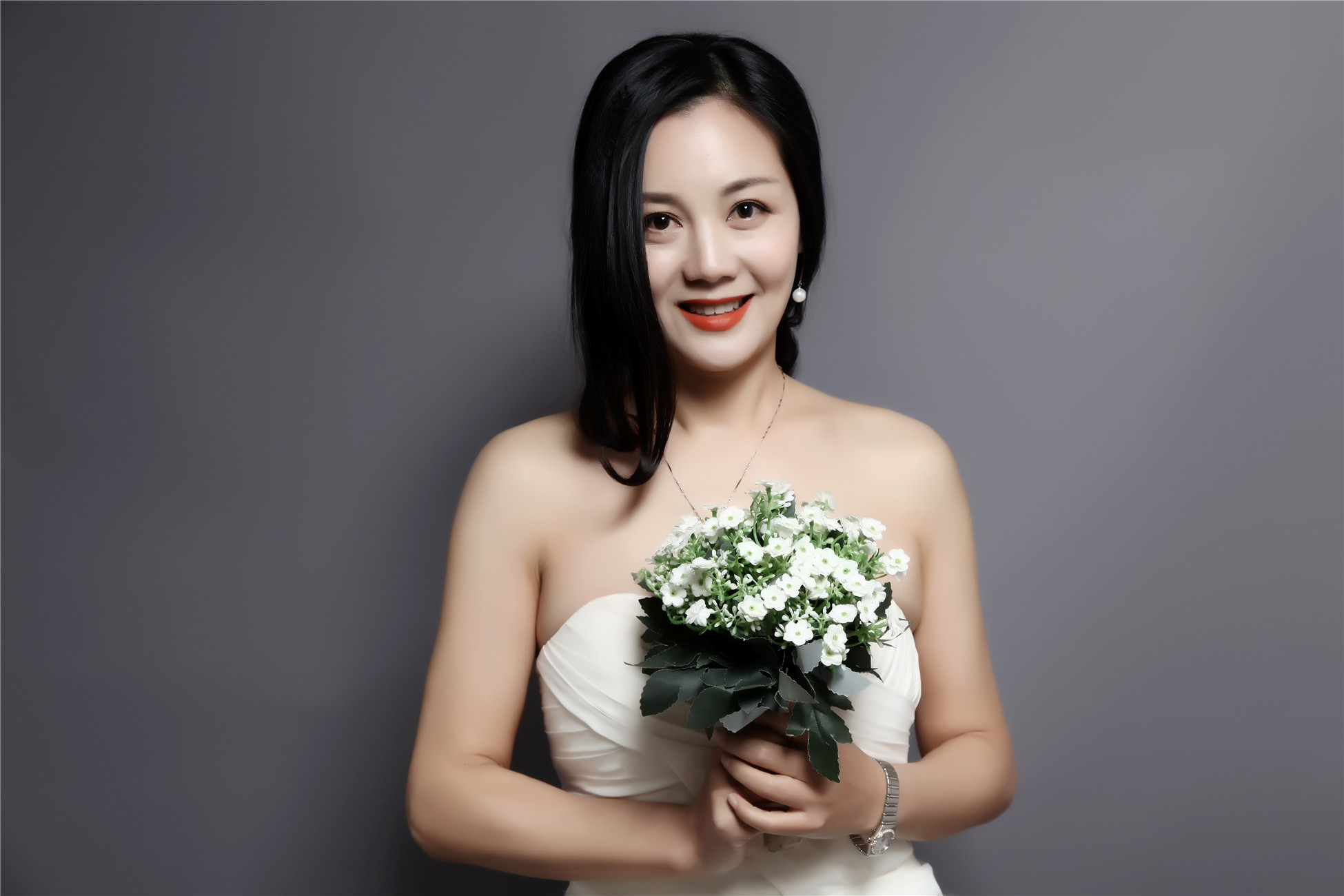 q">田淼( i>原名田静莹 /i>),1974年出生于山东青岛,中国内地女演员