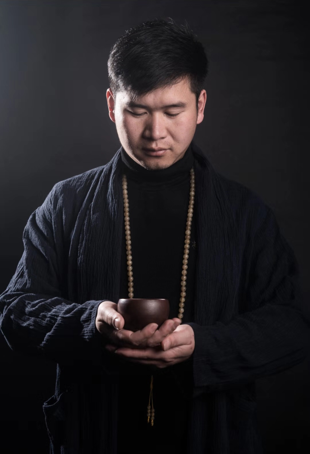 男,1986年7月出生,非物质文化遗产茶洋窑制作技艺代表性传承人大学