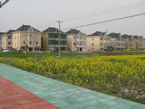 村位于浙江省嘉兴市南湖区,省级湘家荡旅游度假区的东畔,紧靠七星集镇