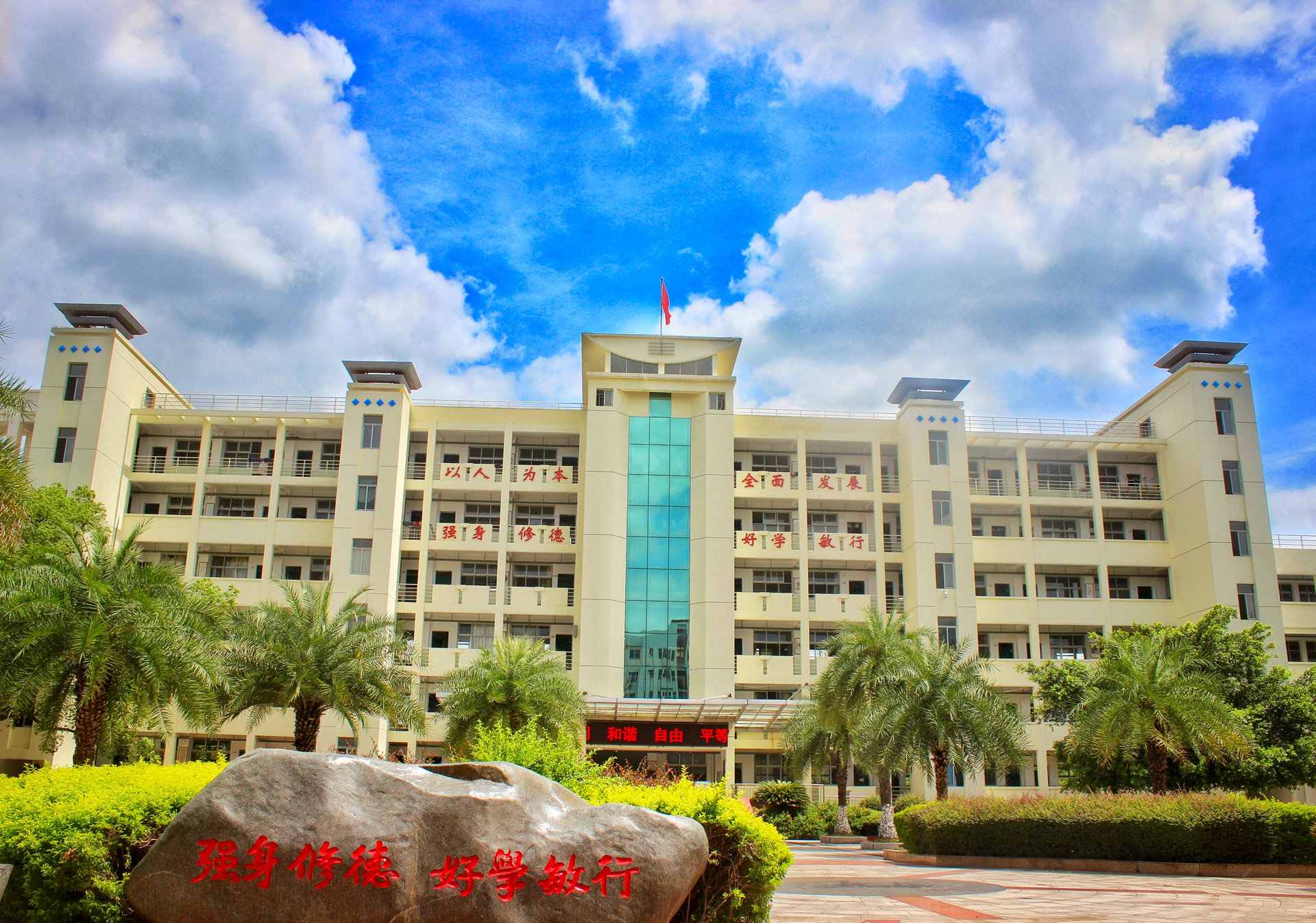 3 middle school),简称"赣州三中",坐落于 a target="_bl