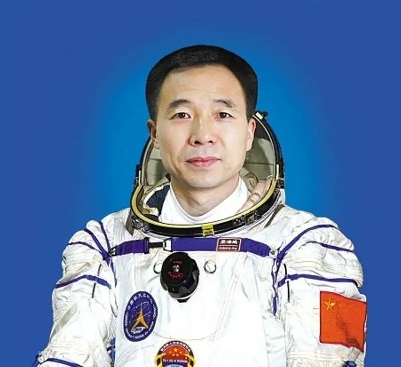  p>航天员 i>(taikonaut) /i>指乘坐航天器进入太空飞行的人员,也叫 a