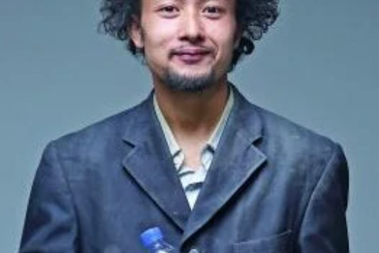 25日,一组贵阳"最帅背篼"的照片,刷爆了许多贵阳市民的微博和朋友圈.